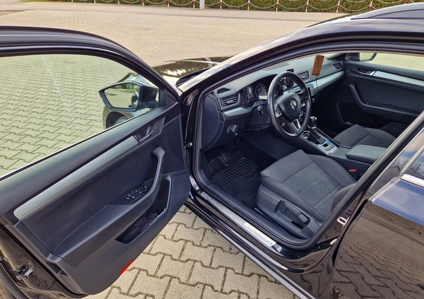 Skoda Superb cena 69900 przebieg: 188000, rok produkcji 2016 z Gorlice małe 172